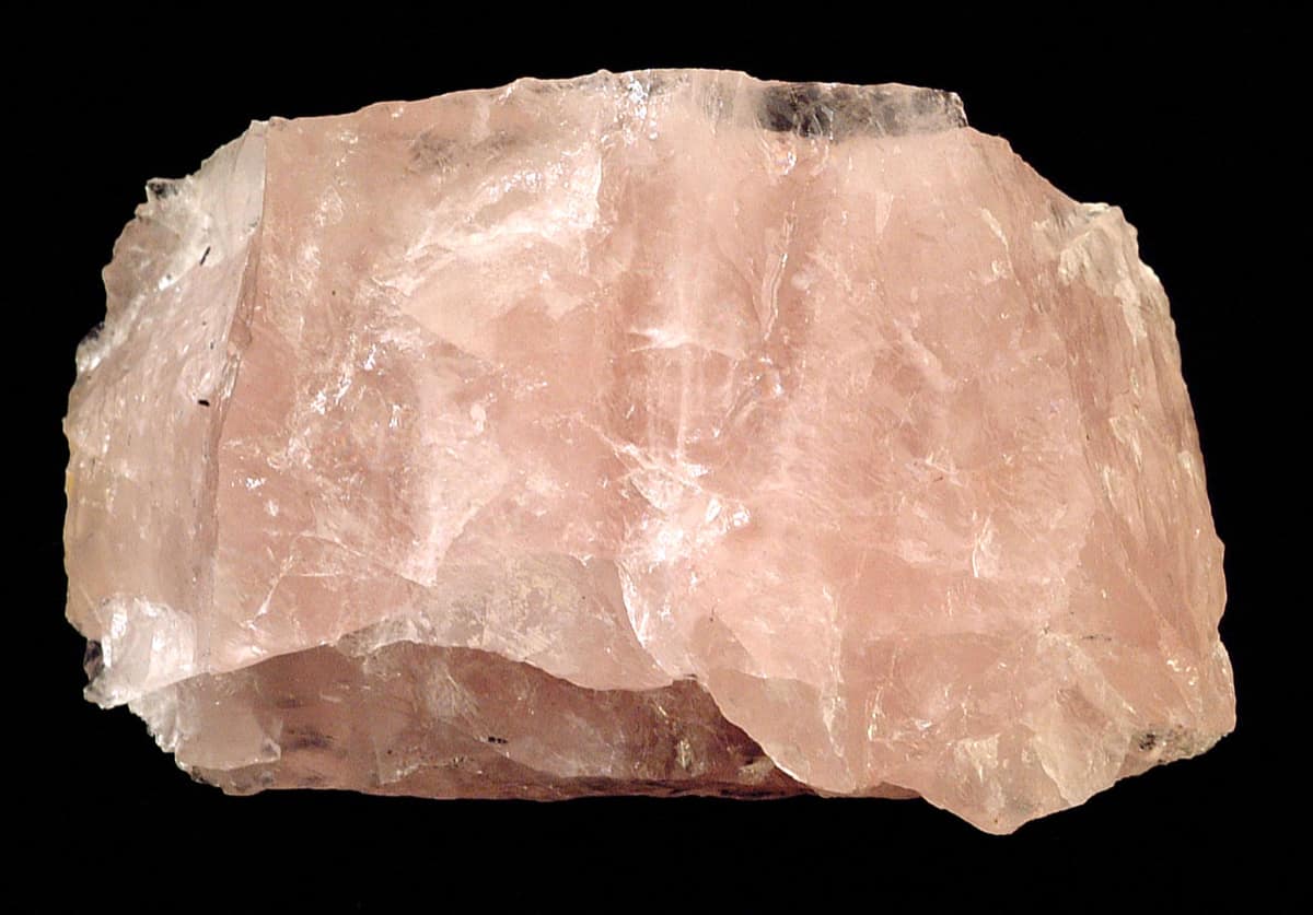 Un bloc de quartz rose massif, translucide et laiteux, sans aucune face cristalline.